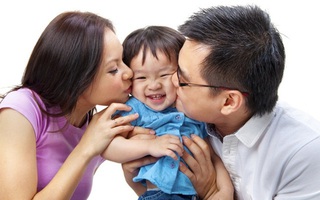 8 lợi ích tuyệt vời khi cha mẹ ôm con thường xuyên