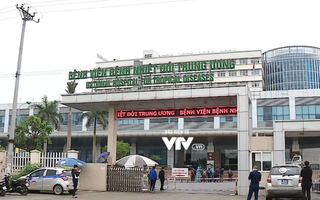 100 cán bộ, nhân viên y tế Bệnh viện Bệnh nhiệt đới Trung ương tiêm vaccine COVID-19