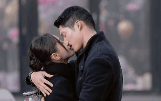 Cbiz thêm 1 cặp đôi cực hot: "Mẹ đơn thân" Vương Tử Văn tuyên bố hẹn hò với nam thần TV show, cảnh hôn của 2 người gây bão