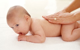 Mẹ thường xuyên chạm vào 3 vị trí này trên cơ thể bé sơ sinh để con thông minh vượt trội