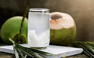 Kết quả bất ngờ khi soi nước dừa dưới kính hiển vi và "thời điểm vàng" uống nước dừa trong ngày giúp phụ nữ “hồi xuân”, bất chấp hết bệnh tật