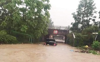 Mưa lớn gây ngập nhiều tuyến đường Hà Nội