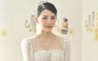 Cận cảnh váy cưới đính 10.000 viên pha lê bạc của hot girl Khánh Vy - vợ Phan Mạnh Quỳnh