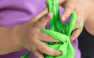 Từ vụ 35 học sinh ở Đà Nẵng nhập viện vì đồ chơi slime, chuyên gia cảnh báo trẻ có ngày mất tay vì trò chơi nhào nặn này