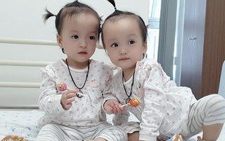 Khoảnh khắc 2 chị em ríu rít cực đáng yêu sau khi bé Diệu Nhi được phẫu thuật hoàn chỉnh đường tiêu hóa