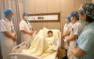 Hóc xương cá, chàng trai cố nuốt một cục cơm to, không ngờ xương cá "chạy xuống" tận... hậu môn