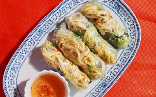 Rằm tháng 3 âm lịch, học Liên Ròm làm bì chay ăn bánh mì hay món cuốn đều hợp lý!