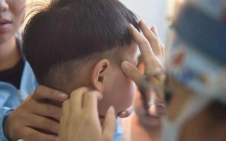 Bé trai đang ngủ thì kêu đau tai, mẹ tức tốc đưa con vào viện, bác sĩ gắp ra 1 con vật trong tai trước sự ngỡ ngàng của mẹ