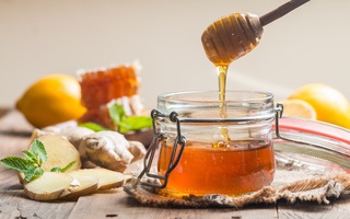 5 tuyệt chiêu giúp bạn kiểm tra ngay tại nhà lọ mật ong mình đã mua có phải hàng "chuẩn" hay không