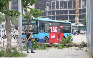 Nhân chứng kể lại vụ xe buýt lao lên vỉa hè, tông chết người đi bộ ở Hà Nội