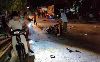 Nóng: Ô tô tông hàng loạt xe máy, 2 người chết, 6 người bị thương
