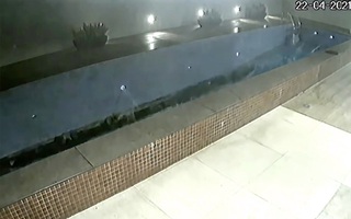 Hãi hùng cảnh tượng hồ bơi tầng thượng bất ngờ đổ sụp xuống dưới