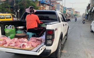 Dùng phương tiện "lạ" đi bán thịt mùa dịch, chị gái để lộ gia thế khủng khiến dân mạng bất ngờ