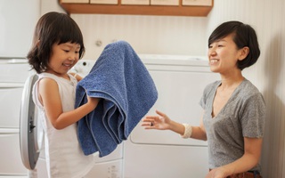 Gợi ý 22 việc nhà phù hợp với trẻ mọi lứa tuổi, bố mẹ vừa nhàn lại tạo lập thói quen tốt cho con