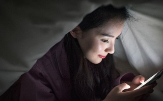 Ban ngày 8 tiếng "cắm mặt" vào máy tính, ban đêm "cúi mặt" dùng điện thoại, người phụ nữ bị tổn thương giác mạc nghiêm trọng