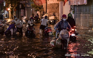 Mưa "tổng lực" hàng tiếng đồng hồ, đường phố Hà Nội ngập mênh mông như biển nước, xe cộ chết máy hàng loạt
