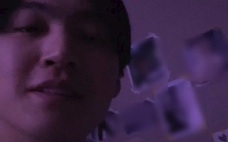 Nửa đêm livestream, nam idol thủ lĩnh của GOT7 để lộ bức tường dán toàn ảnh phụ nữ khỏa thân gây sốc trong phòng