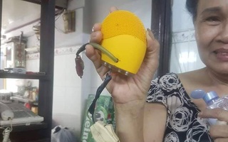 Chiếc máy rửa mặt "tiến hoá” của ông bố xứng đáng nhận bằng sáng chế: Gắn hẳn giắc cắm loa để làm dây sạc, có công tắc bật và xoay đa dạng 