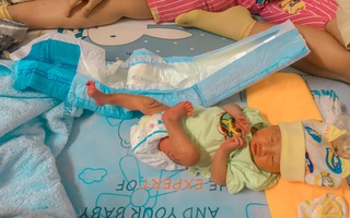 Người dì lần đầu đi mua tã cho cháu mới sinh và cái kết khiến ai nấy cười nín thở 