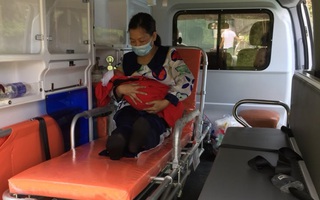 Một phụ nữ sinh con trong lúc nhập cảnh trái phép
