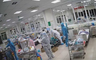Video: Tận mắt chứng kiến y bác sĩ ép tim cấp cứu bệnh nhân Covid-19