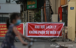 Hà Nội: Cận cảnh phong tỏa tạm thời con ngõ 20 hộ dân ở Long Biên liên quan ca dương tính SARS-CoV-2 làm việc ở 99 Láng Hạ