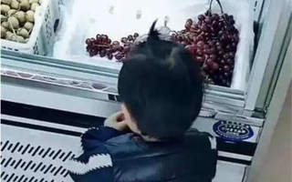 Cháu trai ăn vụng hộp dâu tây gần 1 triệu đồng trong siêu thị, bà nội nói 1 câu khiến bảo vệ sững sờ