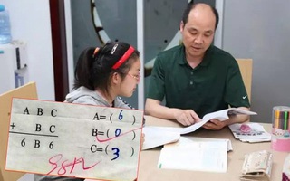 Bố tốt nghiệp đại học vẫn bó tay trước bài toán tiểu học của con, cư dân mạng xem xong cũng hoang mang không kém