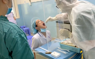 NÓNG: 2 nhân viên khoa Vi sinh Bệnh viện Nhân dân Gia Định dương tính SARS-CoV-2