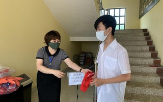 Hai thí sinh dùng điện thoại di động trong buổi thi Toán, Lịch sử