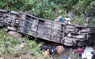 Xe buýt lật và rơi xuống khe núi ở Peru, ít nhất 27 người thiệt mạng