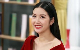 Á hậu Thúy Vân bắn tiếng Anh như "nuốt mic", chia sẻ phương pháp học hiệu quả ngay trên livestream