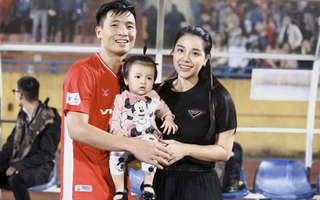Bùi Tiến Dũng tiết lộ giới tính của con thứ 2 bằng cách hài hước, vợ trẻ tung hứng thêm cực vui
