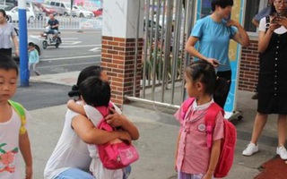 Bé gái đi học mẫu giáo, chờ 3 ngày không có người đến đón, bức thư trong cặp hé lộ nguyên nhân khiến cô giáo bàng hoàng