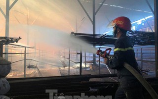 Xưởng nhang rộng 2.000m2 ở Bình Dương chìm trong biển lửa