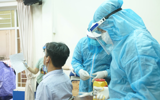Mạng xã hội truyền tin "uống thuốc dự phòng trước tiêm vaccine COVID-19 giảm phản ứng phụ", chuyên gia nói gì?