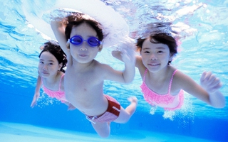 Đây chính là màu sắc quần áo bơi bố mẹ nên mua để dễ dàng phát hiện khi con gặp nguy hiểm dưới nước