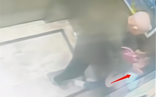Gặp "ông già xấu" trong thang máy, cách xử lý thông minh đã giúp bé gái thoát nguy, bố mẹ bị một phen hú vía