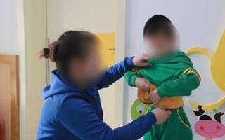 Con trai cởi quần áo trước mặt người lớn, bà mẹ vội ngăn thì cậu bé nói 1 câu khiến chị ngượng chín mặt