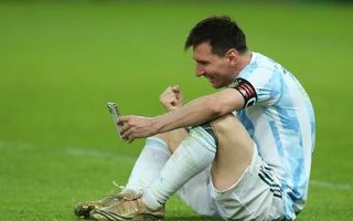 Khoảnh khắc "gia đình là số 1" gây sốt MXH thế giới: Messi ngồi bệt giữa sân video call khoe vợ huy chương vô địch Copa America
