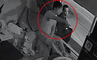 Chạy trời không khỏi nắng: Đang ở yên trong nhà thì bị tử tù mắc COVID-19 ghé vào xin miếng nước, xem tivi cùng!?