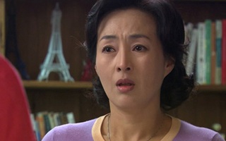 Từ bên ngoại về tôi không thể vào nhà vì mẹ chồng thay ổ khóa mới, đáng nói hơn là dòng tin nhắn trước cửa