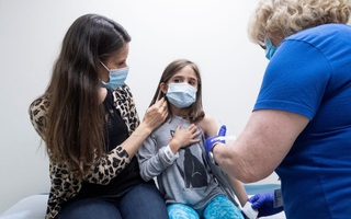 22 quốc gia triển khai tiêm vaccine ngừa COVID-19 cho trẻ em