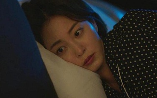 Chồng nhiệt tình mời uống bia làm cả đêm tôi ngủ say như chết, để rồi sáng tỉnh dậy tôi choáng váng với xấp giấy nợ trên giường