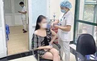 Vụ hoa khôi được tiêm vắc-xin Covid-19 do "ông ngoại": "Người bố xin lỗi ríu rít"