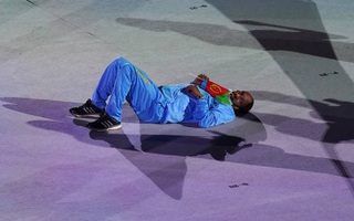 Lễ khai mạc Olympic dài như "Cô dâu 8 tuổi", vận động viên chán nản nằm, bò ra sân