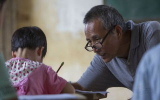 Hỏi thầy giáo: "Bài tập này làm như nào ạ?", nam sinh nhận được câu trả lời khiến bản thân khóc nghẹn suốt vài năm