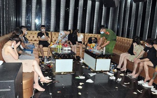 Bắt quả tang gần 50 khách làng chơi và tiếp viên nữ mở tiệc 'ma túy' trong quán karaoke
