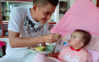 Con gái Mạc Văn Khoa khiến ai nhìn cũng bật cười trước biểu cảm “nghiêm túc” khi được bố đút cho ăn