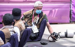VĐV bóng rổ Olympic lao vào khu vực phóng viên để cứu bóng, ngờ đâu đánh bay 350 triệu đồng trong giây lát